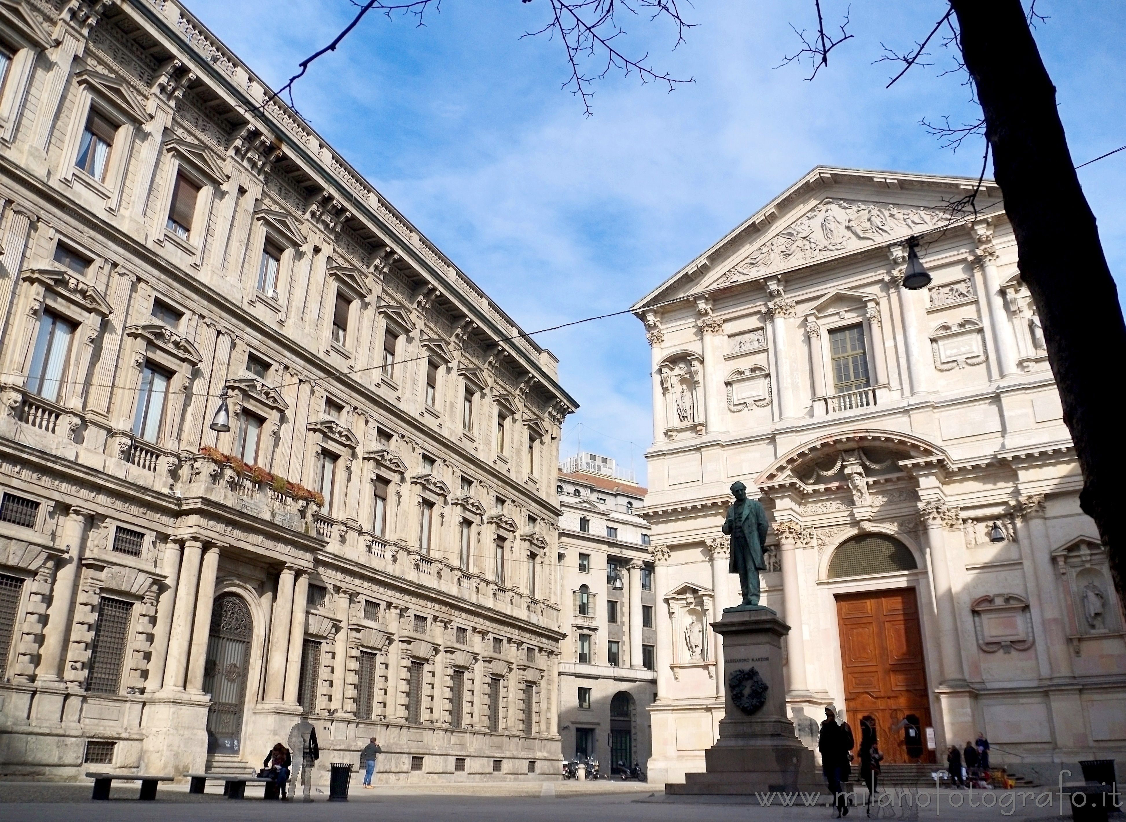 Milano - Piazza San Fedele, con Chiesa di San Fedele e statua di Alessandro Manzoni